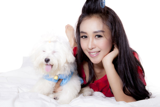 漂亮女人和她的狗放松图片下载