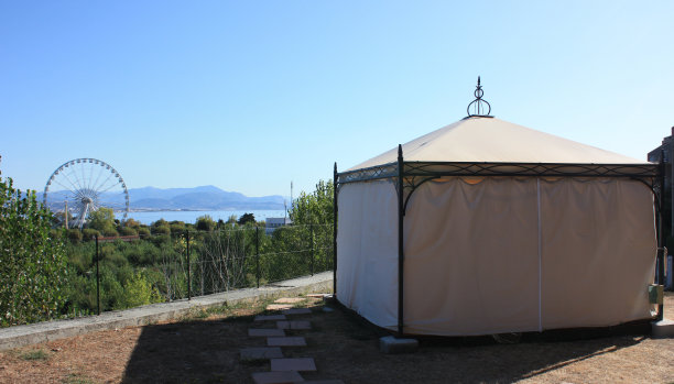 在昂蒂布的一个露台上图片下载