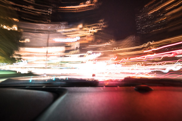 夜间高速行驶的汽车图片下载