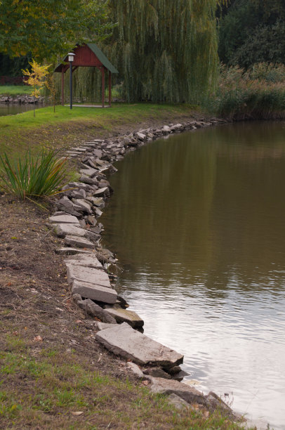 湖岸和一个木制的掩体作为背景图片下载