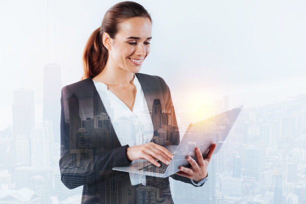 负责任的年轻专家在工作中使用笔记本电脑图片下载