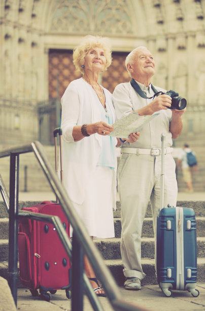 浪漫的老年夫妇拍摄的城市照片图片下载
