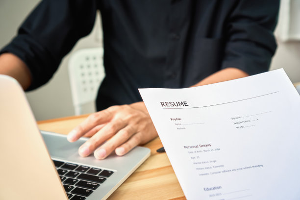 年轻女子提交简历给雇主审查工作申请。这个概念代表了公司接受工作岗位的能力。素材图片