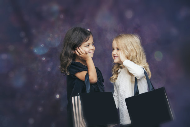 小女孩的孩子时尚与纸袋的背景与亮点可爱和美丽图片下载