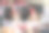 两个快乐的小女孩在桌上吃着蛋糕庆祝生日，可爱又美丽图片下载