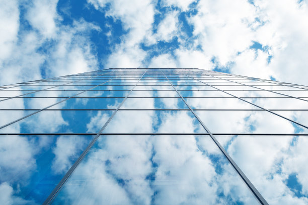 现代商业高楼玻璃建筑和蓝天白云图片下载