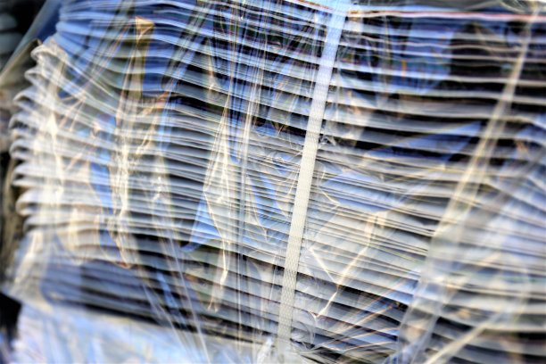 在箔纸上的报纸图像。图片下载