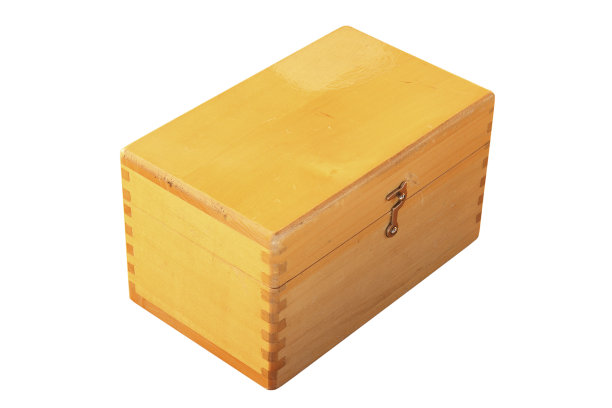 封闭的木箱孤立在白色背景图片下载