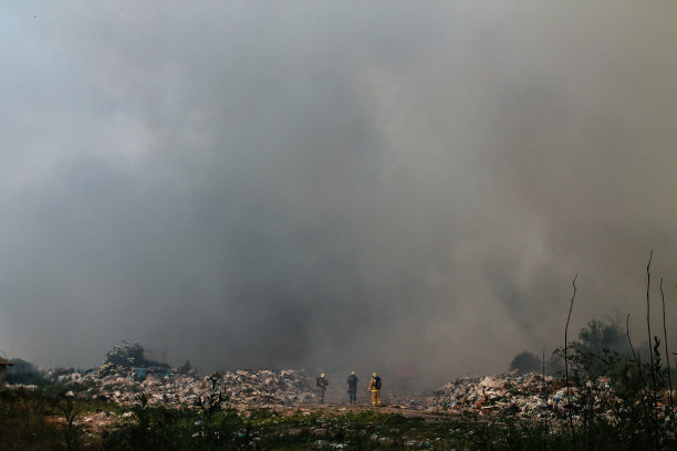 垃圾堆里的火，烟和垃圾图片下载