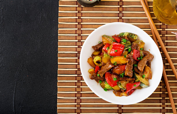 炒牛肉、甜椒、西葫芦、青苹果图片下载