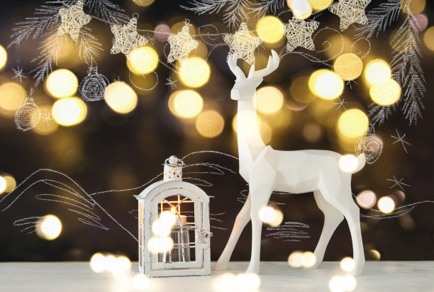 木制桌子上的白色驯鹿，黑板背景，手绘粉笔插图图片下载