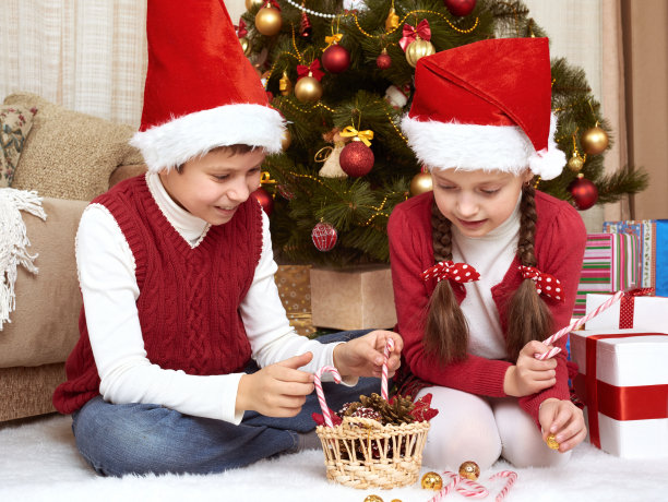 孩子在家里装饰圣诞节玩耍，快乐的情感，寒假的概念图片下载