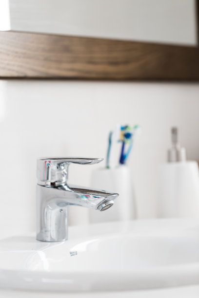 现代银色水龙头浴室近距离图片下载