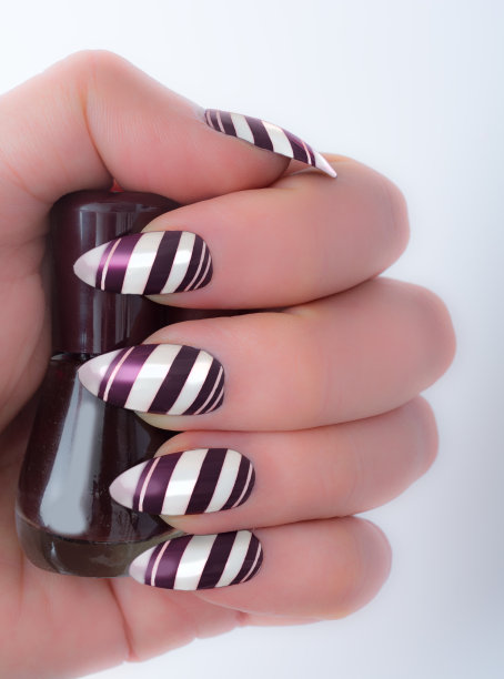 深紫色条纹细高跟鞋是冬季的时尚美甲趋势图片下载