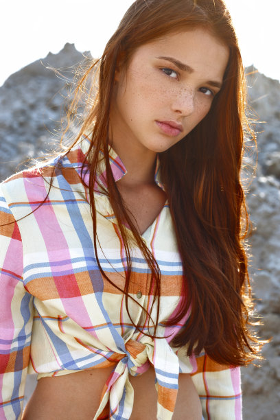 肖像年轻美丽的女孩与雀斑在一件衬衫，在一个轻的背景图片下载