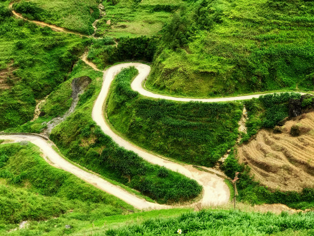 在越南的季风季节，绿山中间的弯道图片下载