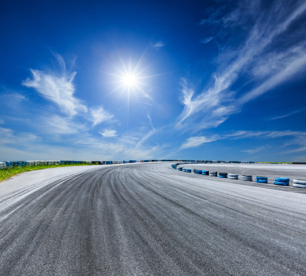 柏油路环线和天空云和汽车轮胎刹车图片下载