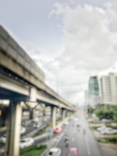 抽象模糊的形象的晚上交通堵塞的道路，模糊的车辆汽车，轿车，公共汽车，摩托车，人在路上:出焦点的概念在泰国曼谷的城市。高动态范围照片图片下载