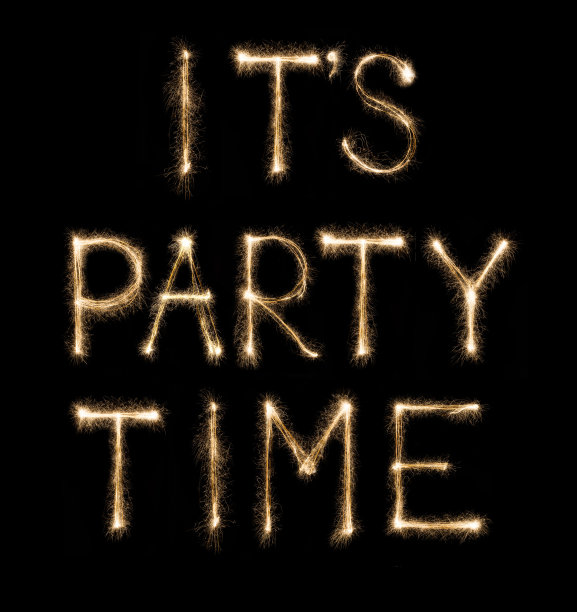 在黑色的背景上，闪耀的烟火书写的文字是派对时间图片下载