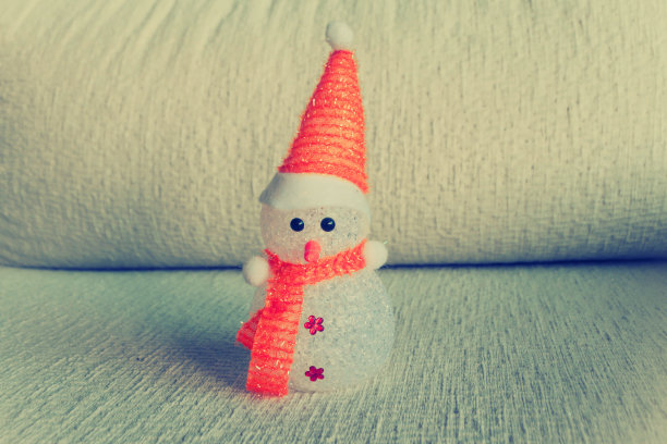 可爱的雪人娃娃在白色的背景图片下载