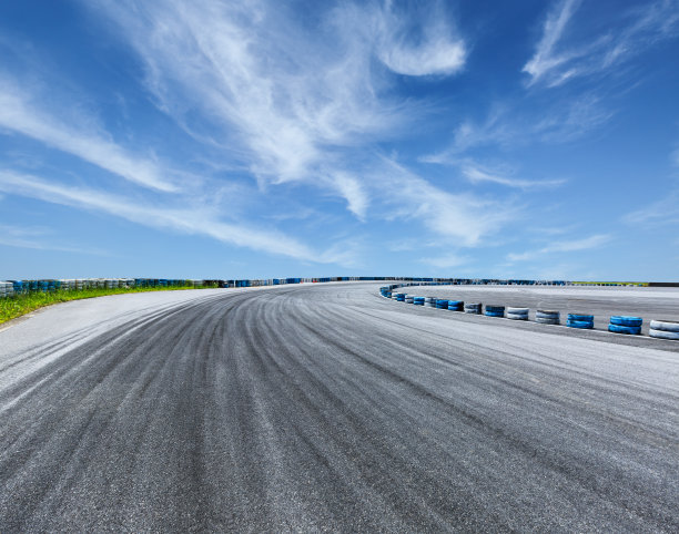 柏油路环线和天空云和汽车轮胎刹车图片下载