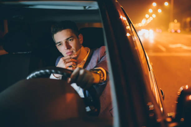 等待红绿灯时的沉思图片下载