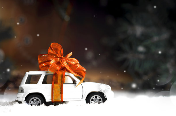在雪地上有装饰性蝴蝶结的小汽车图片下载