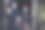 三个孩子穿着诡异的万圣节服装在旧谷仓里素材图片