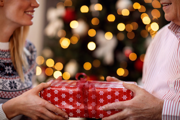 父亲和女儿在交换圣诞礼物图片下载