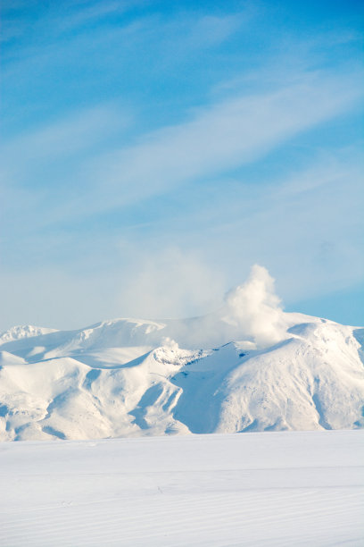 雪原和Tokachidake山图片下载