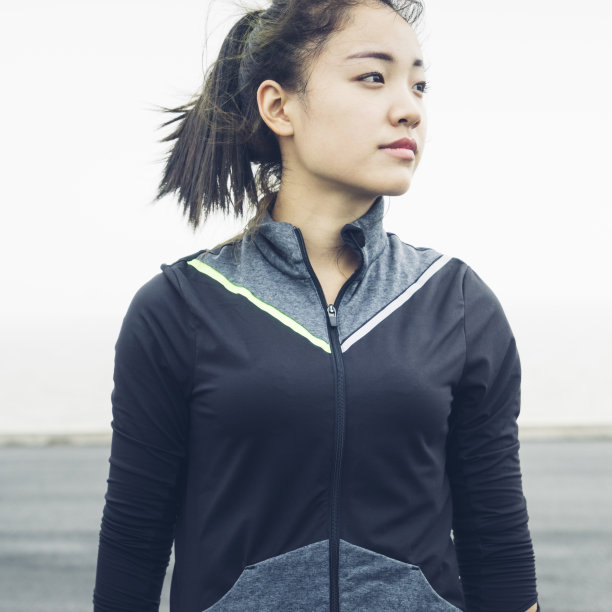 自信的女人穿着运动服向前看的肖像图片下载