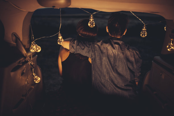 潮人情侣在约会图片下载