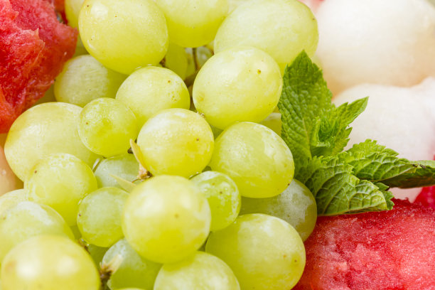 水果拼盘-葡萄和薄荷的照片图片下载
