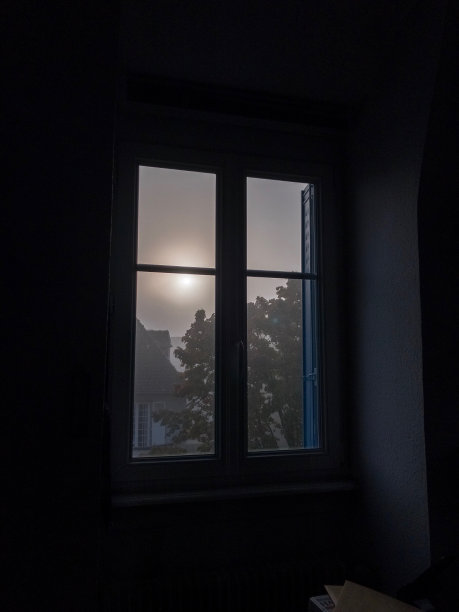 一个寒冷的、灰色的冬日里的日落透过窗户射了进来图片下载