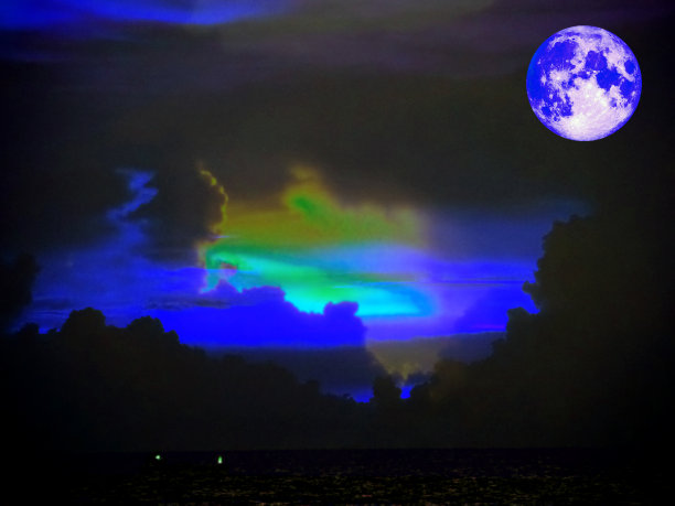 海面上黑暗的天空上挂着超级蓝月亮云图片下载