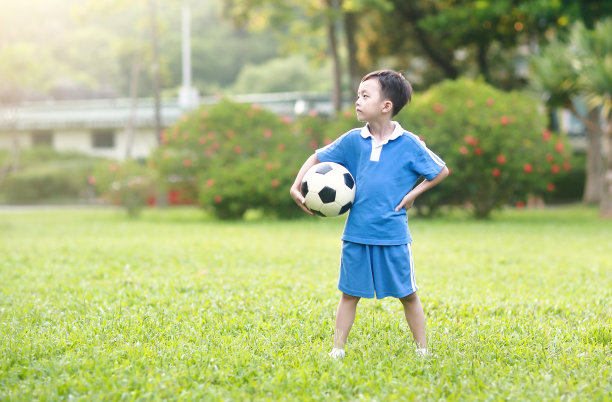 拿着足球的男孩图片下载