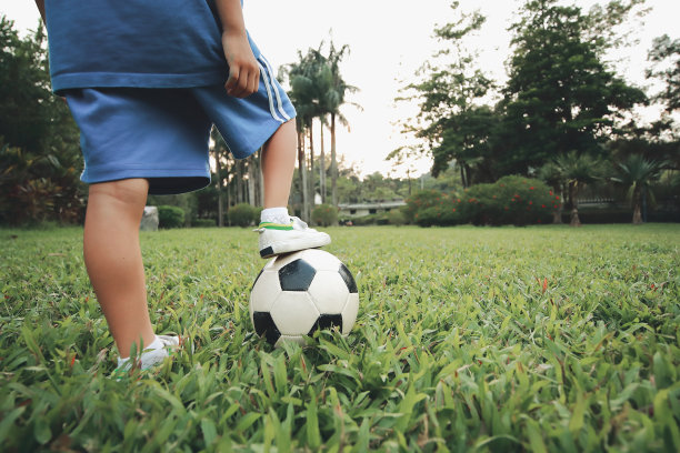 拿着足球的男孩图片下载