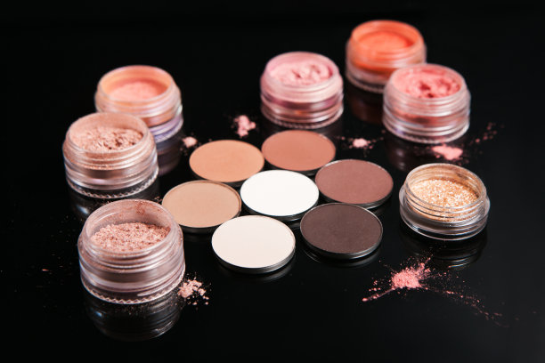 专业套装化妆品上的黑色背景图片下载