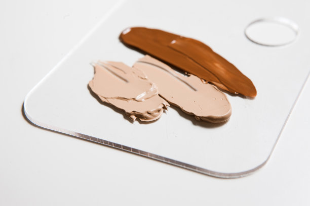 化妆粉底调色板上的白色背景图片下载