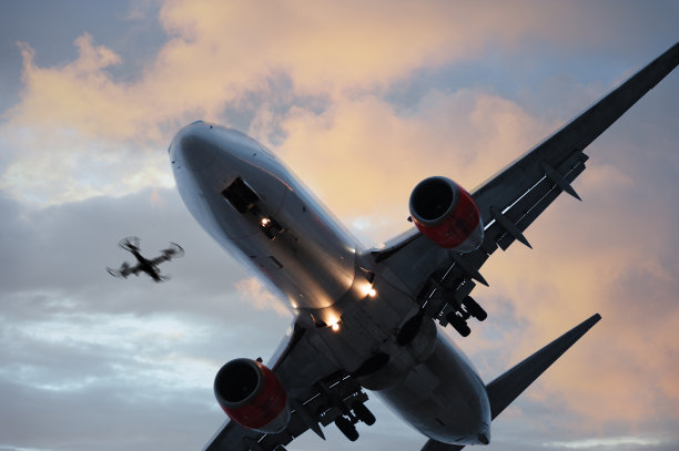 无人机和飞机着陆素材图片