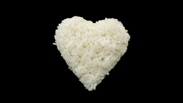 一个心形的茉莉花米在黑色的背景。图片下载