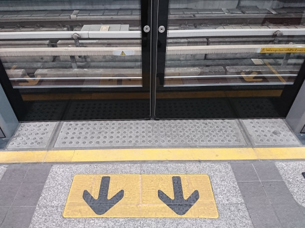 空火车上的空路图片下载