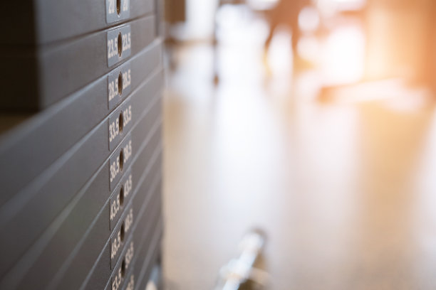 健身中心，健身房室内，健身俱乐部，配备有氧运动健身器材图片下载