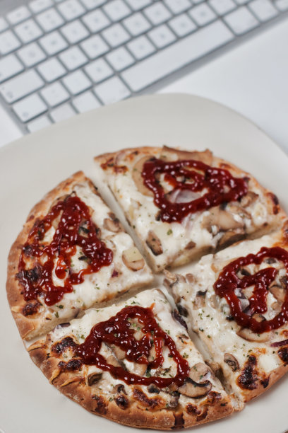 电脑键盘旁边的披萨图片下载