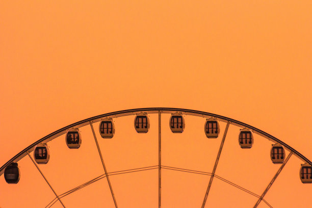 摩天轮在金色背景复古的颜色与日落的背景图片下载