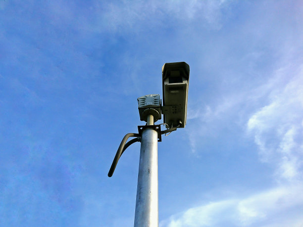 闭路电视摄像机以蓝天为背景为概念的安防技术。图片下载