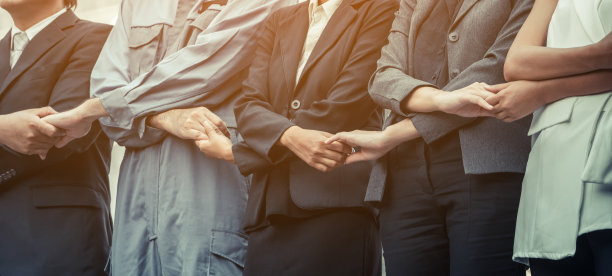 商务人士手拉手展示团队精神。图片下载