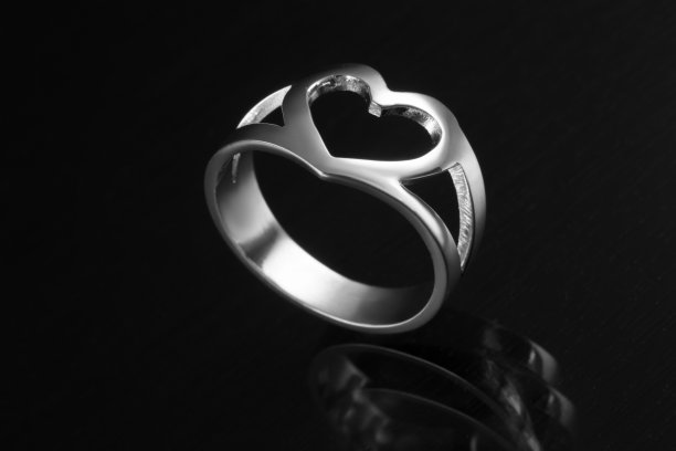 黄金戒指与宝石和钻石在黑色的背景图片下载