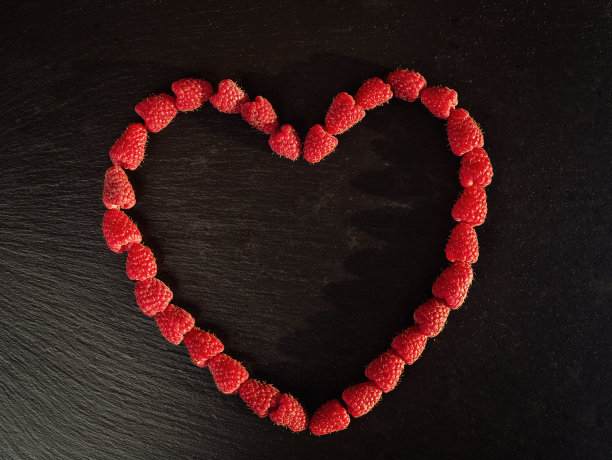 树莓心形，种植树莓，树莓背景特写照片，高分辨率产品，美味一级有机水果，树莓为背景图片下载