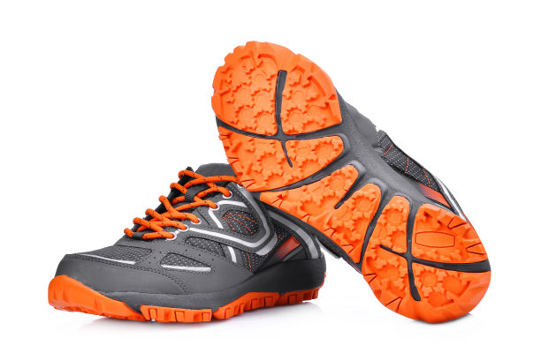 新的无品牌运动鞋孤立在白色背景图片下载